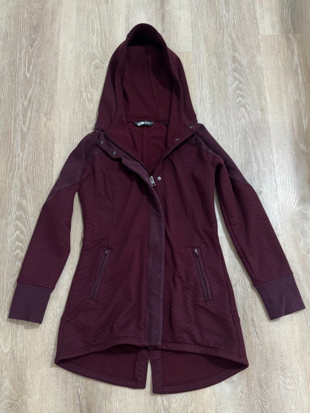 The North Face women’s hooded jacket in a gorgeous deep burgundy/wine color!